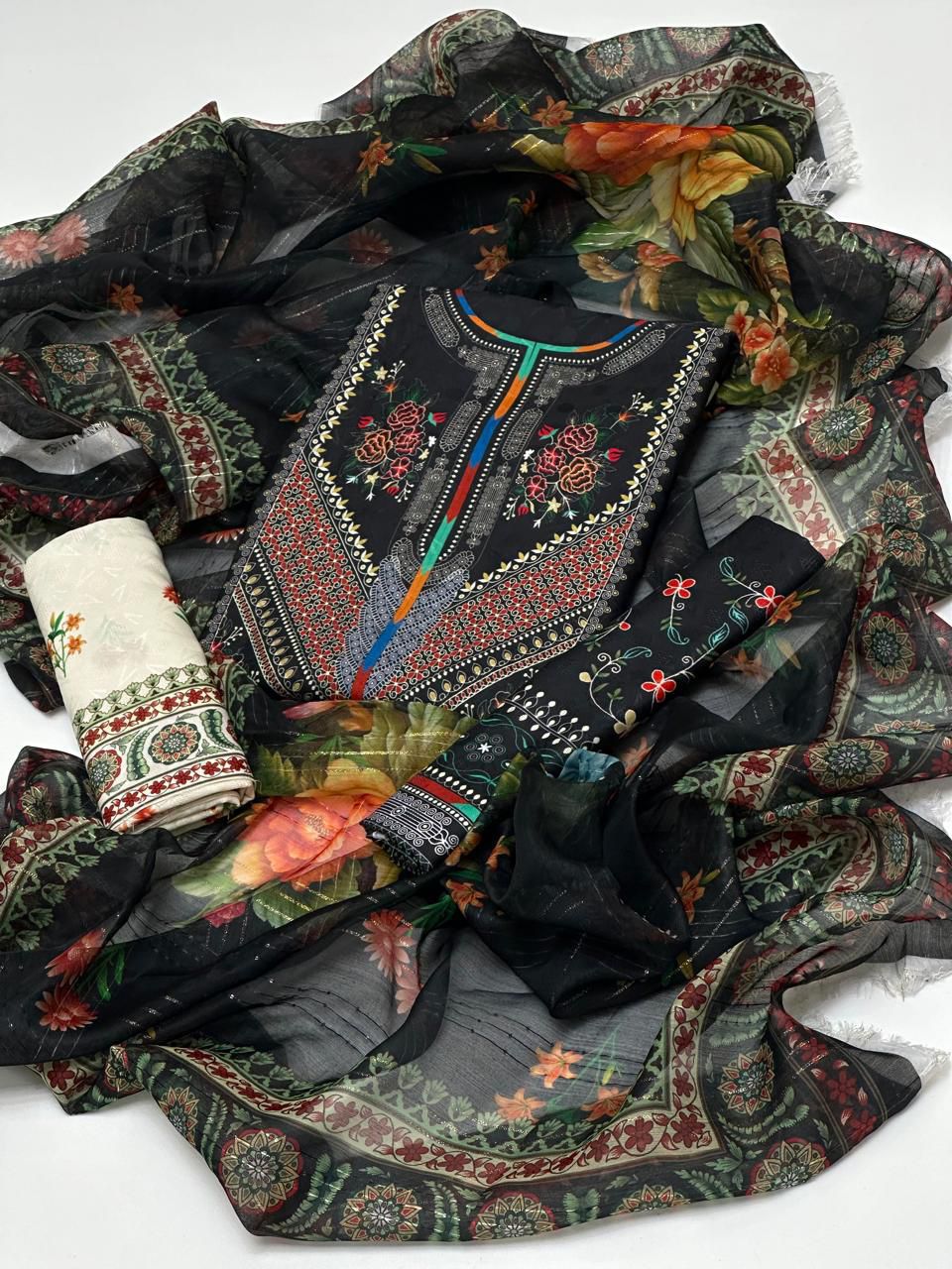 Premium Self Swiss Jacquard Lawn 3PC Suit – Digital Printed