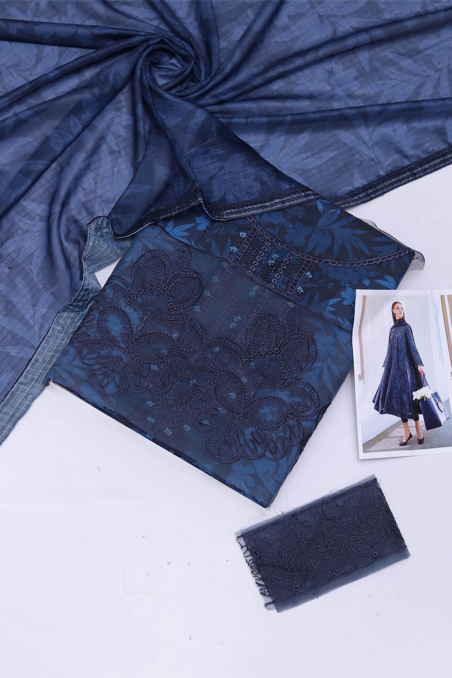 3PC Luxury Lawn Suit – Summer Collection 2025