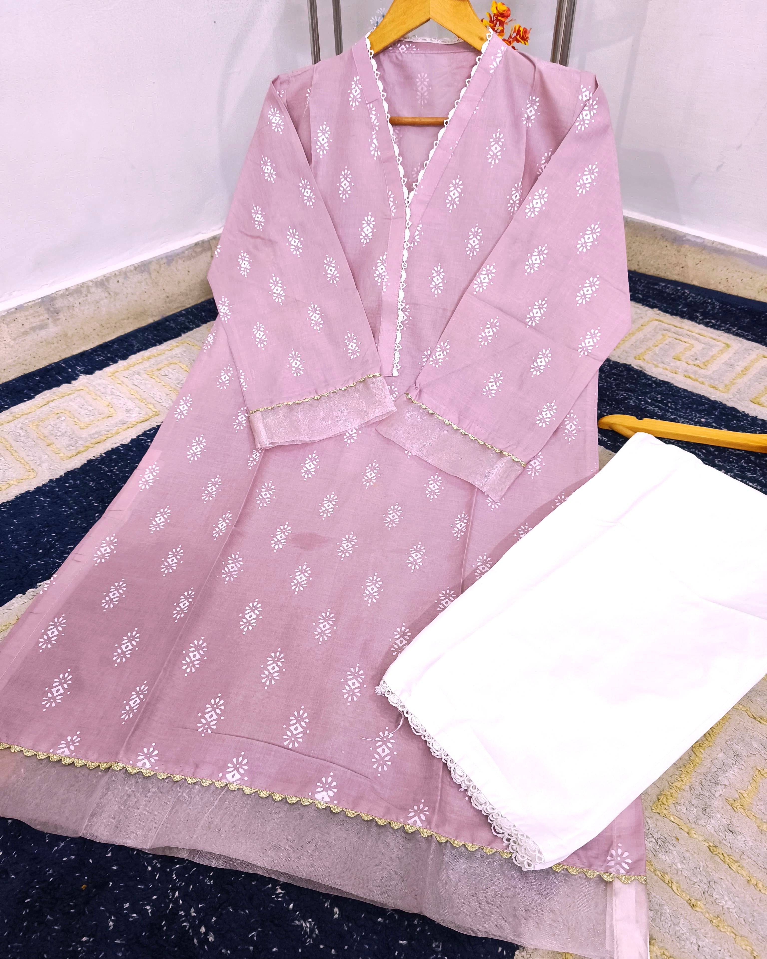 Block Bloom β 2PC Charm with Organza Patchwork