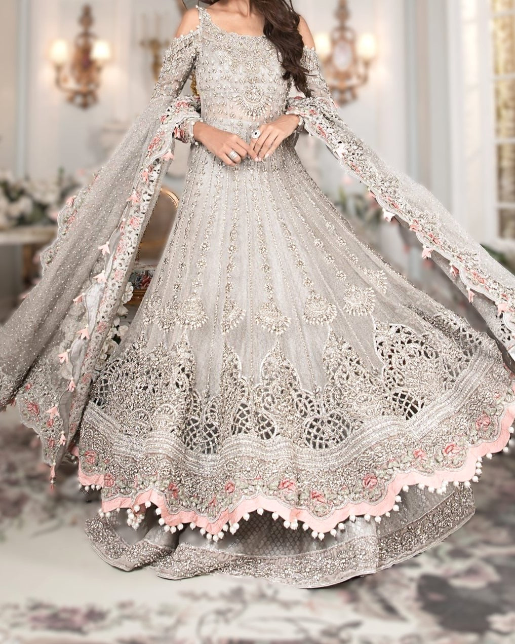 Back body embroidery on Chinese net bridal dres