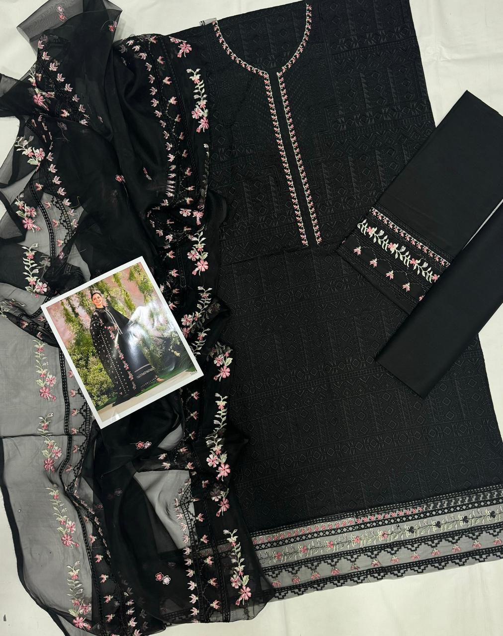 Blossom Grace – Luxury Embroidered Lawn 3-Piece Set