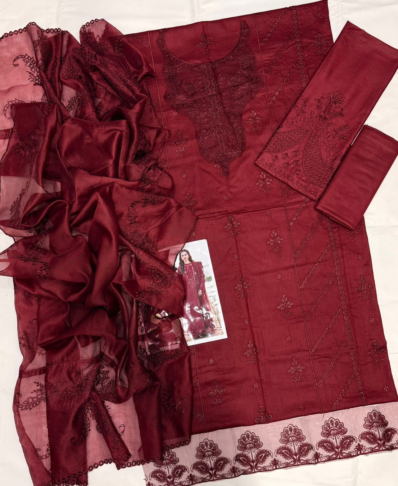 Graceful Blooms – Chikankari Lawn 3-Piece Suit