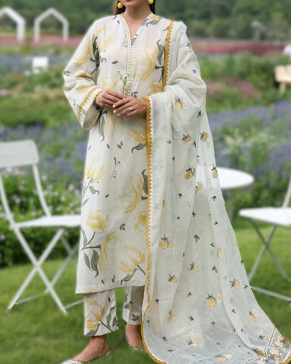 Luxury shamoz silk embroidered suit
Seasonal hit embroidered 3 piece dress