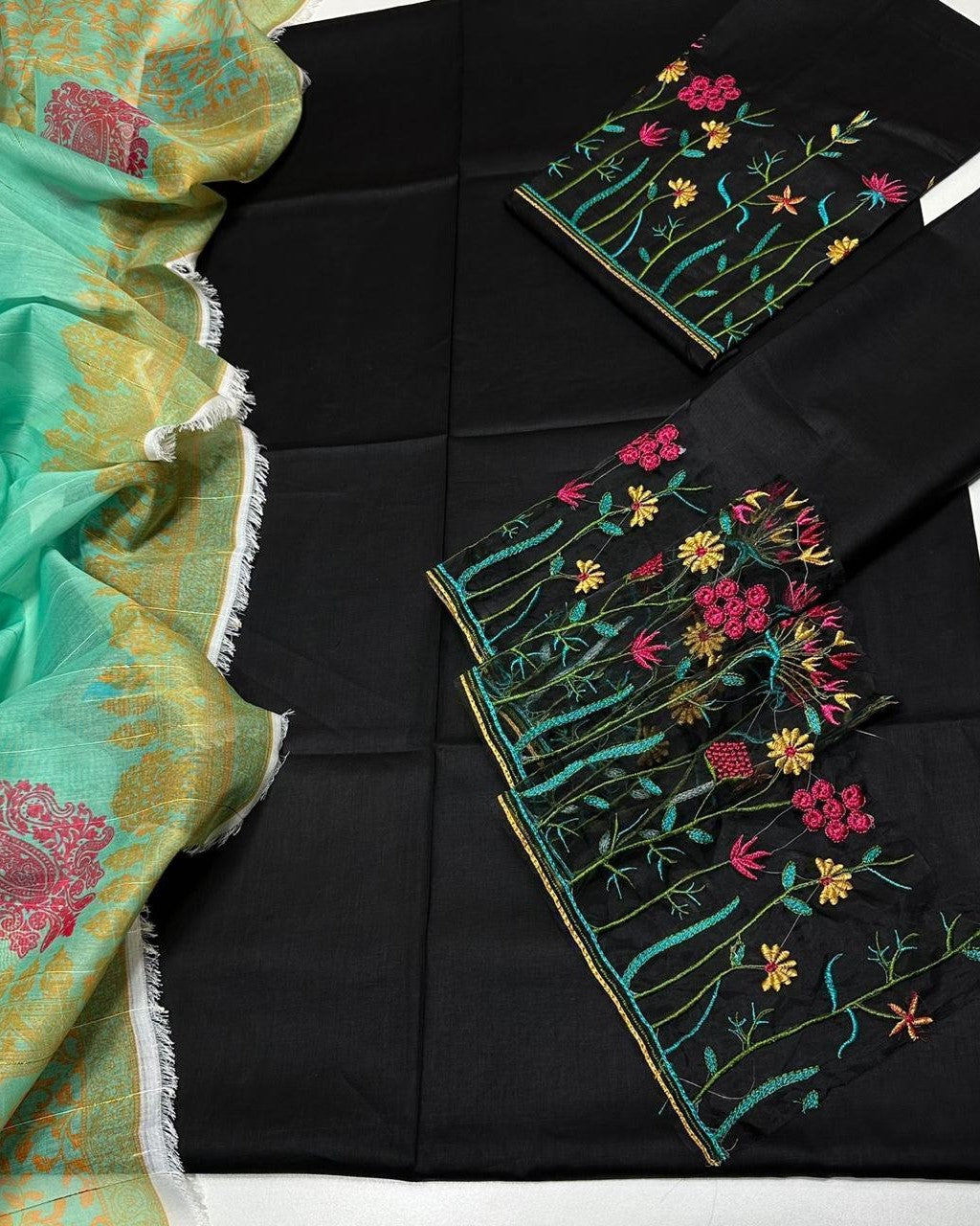 Lawn suit with zari diamond dupatta Pakistan
Affordable embroidered lawn dresses online