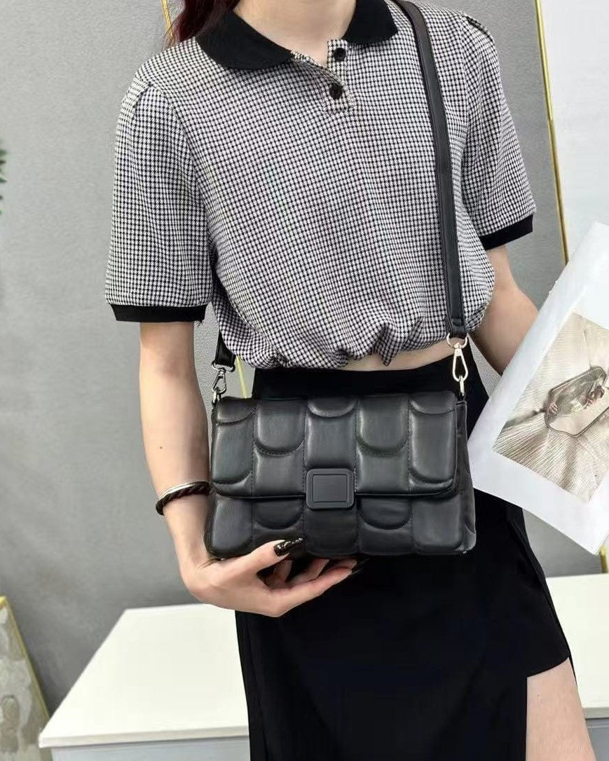 "Chic Soft Material Shoulder Bag for Women – Spacious &amp; Stylish New Arrival"
"Trendy Ladies Shoulder Bag with Premium Soft Finish – Fashionable Handbag"