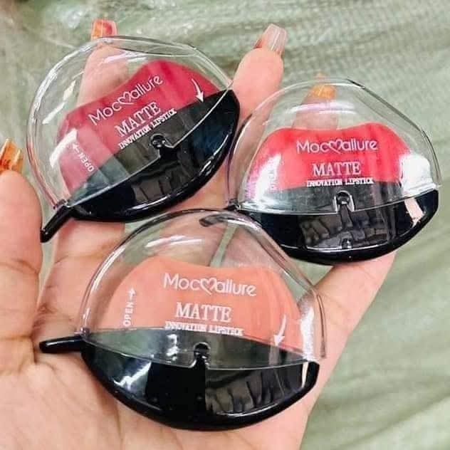 Velvet matte innovation lipstick in random colors – long-lasting lightweight matte lipstick for women 2025.